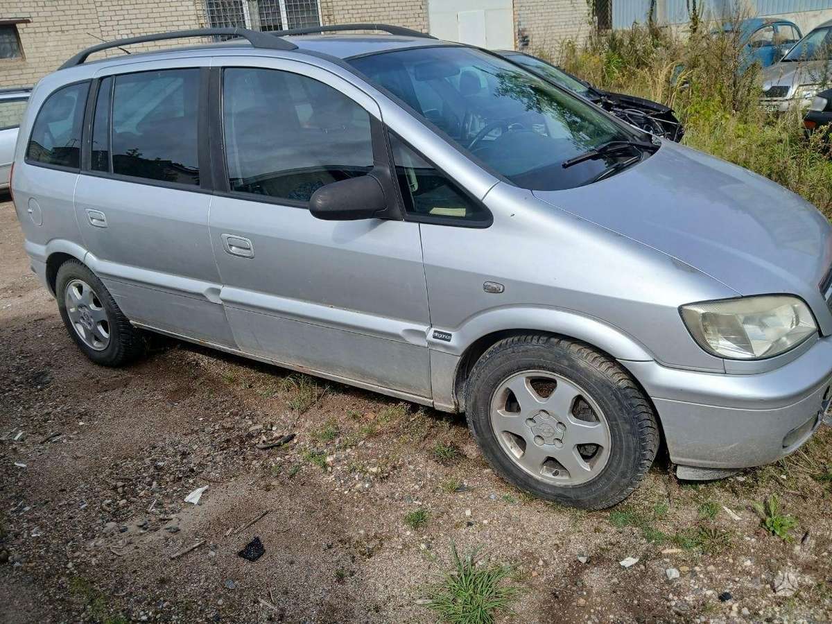 Opel Zafira 2005 — rear view