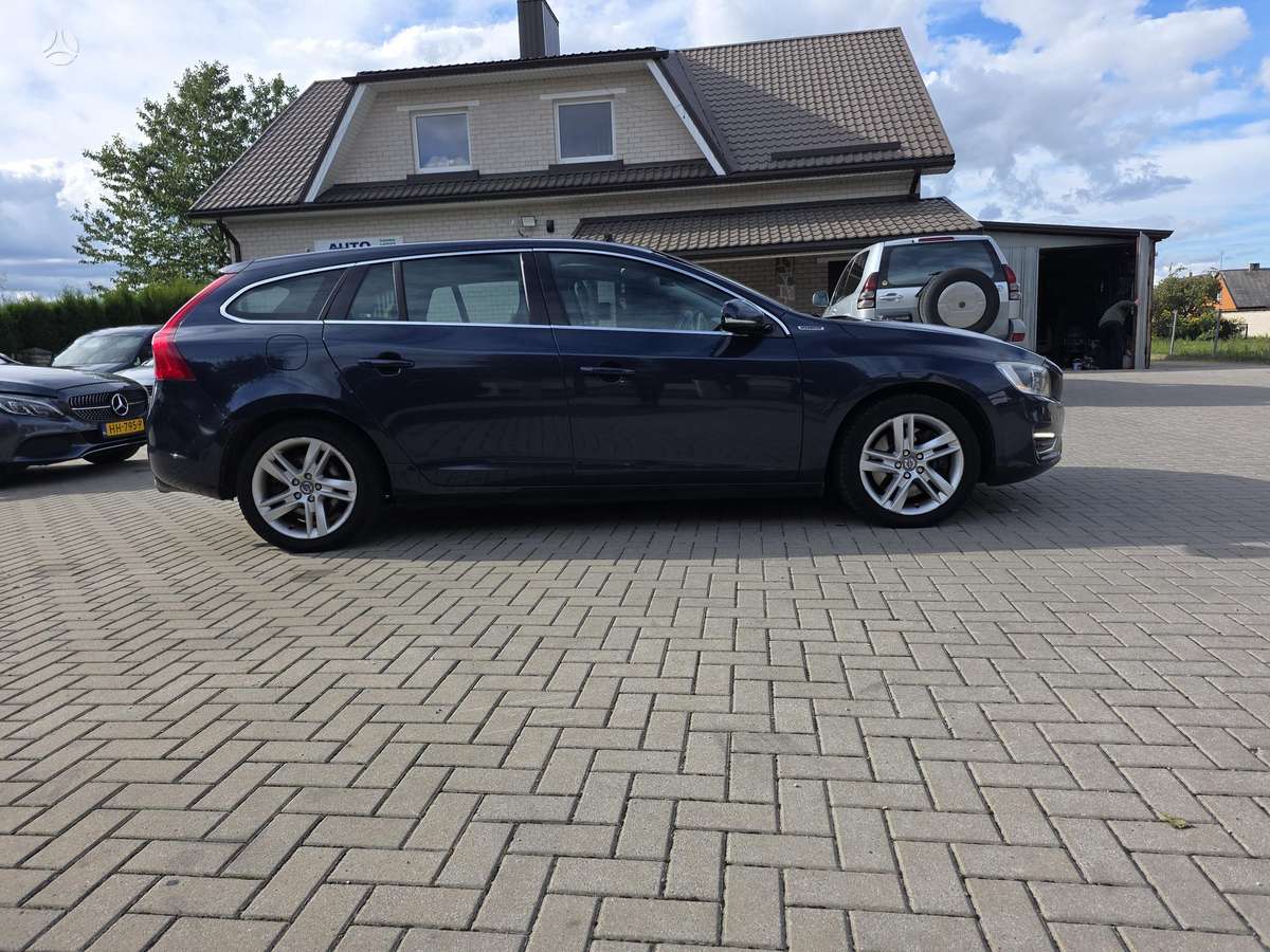 Volvo V60 2014 — двигун 2400 cm³, 215 HP (158kW)