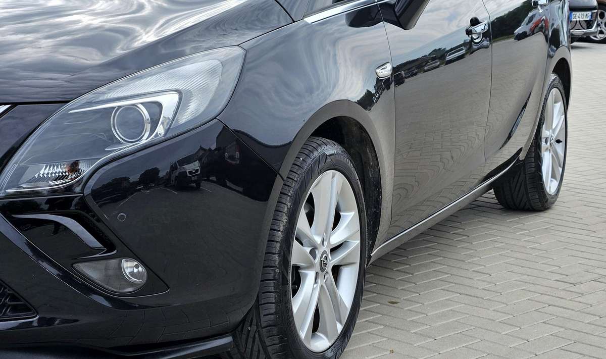 Opel Zafira 2012 — rear view