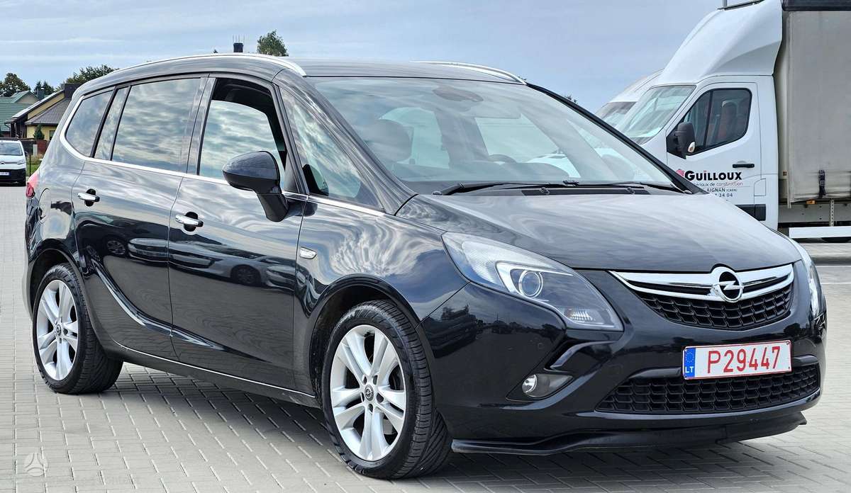 Opel Zafira 2012 — interior