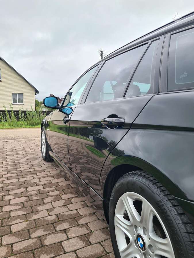 BMW 318 2011 — photo 11
