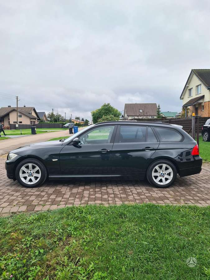 BMW 318 2011 — photo 13