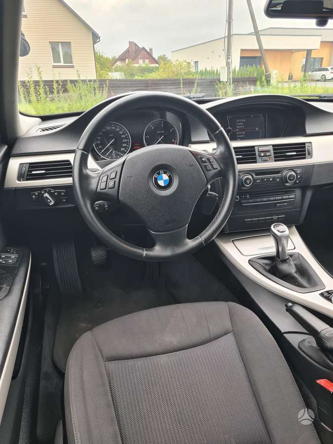 BMW 318 2011 — photo 14