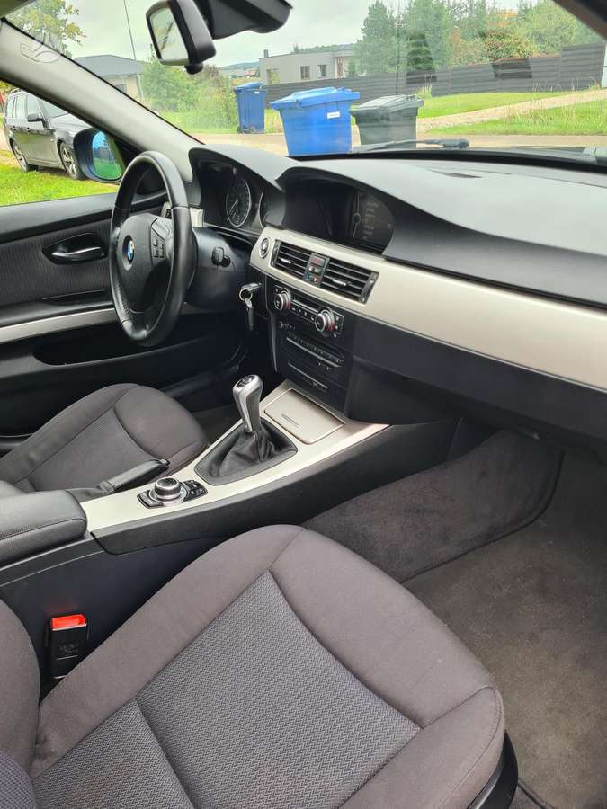 BMW 318 2011 — photo 17