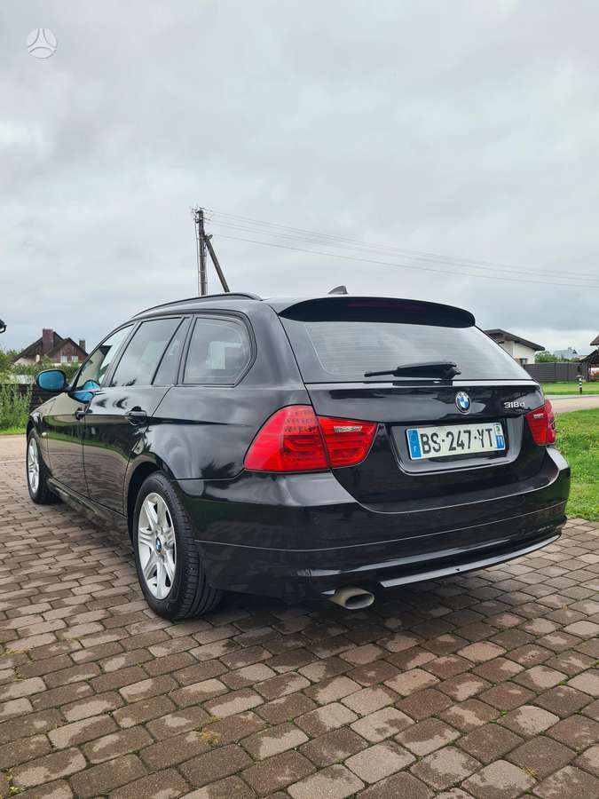 BMW 318 2011 — photo 6