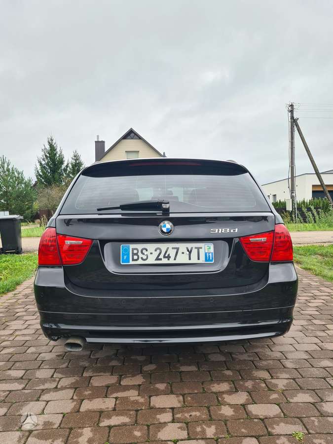 BMW 318 2011 — photo 7
