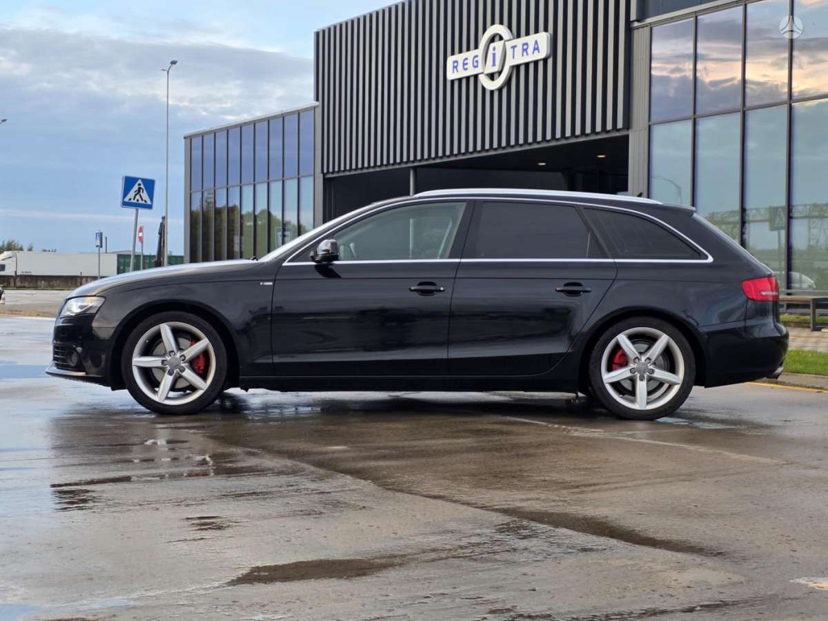 Audi A4 2010 — салон