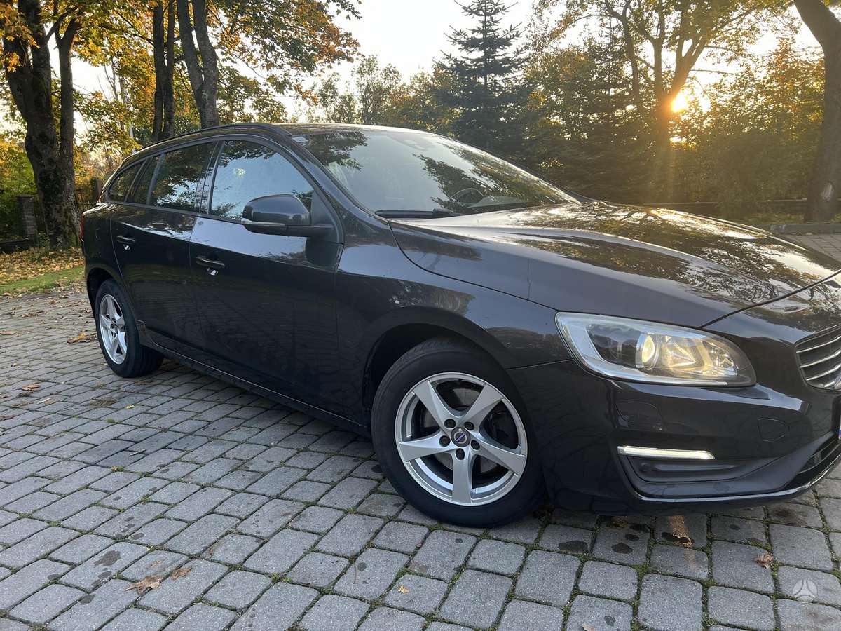 Volvo V60 2015 — вигляд ззаду