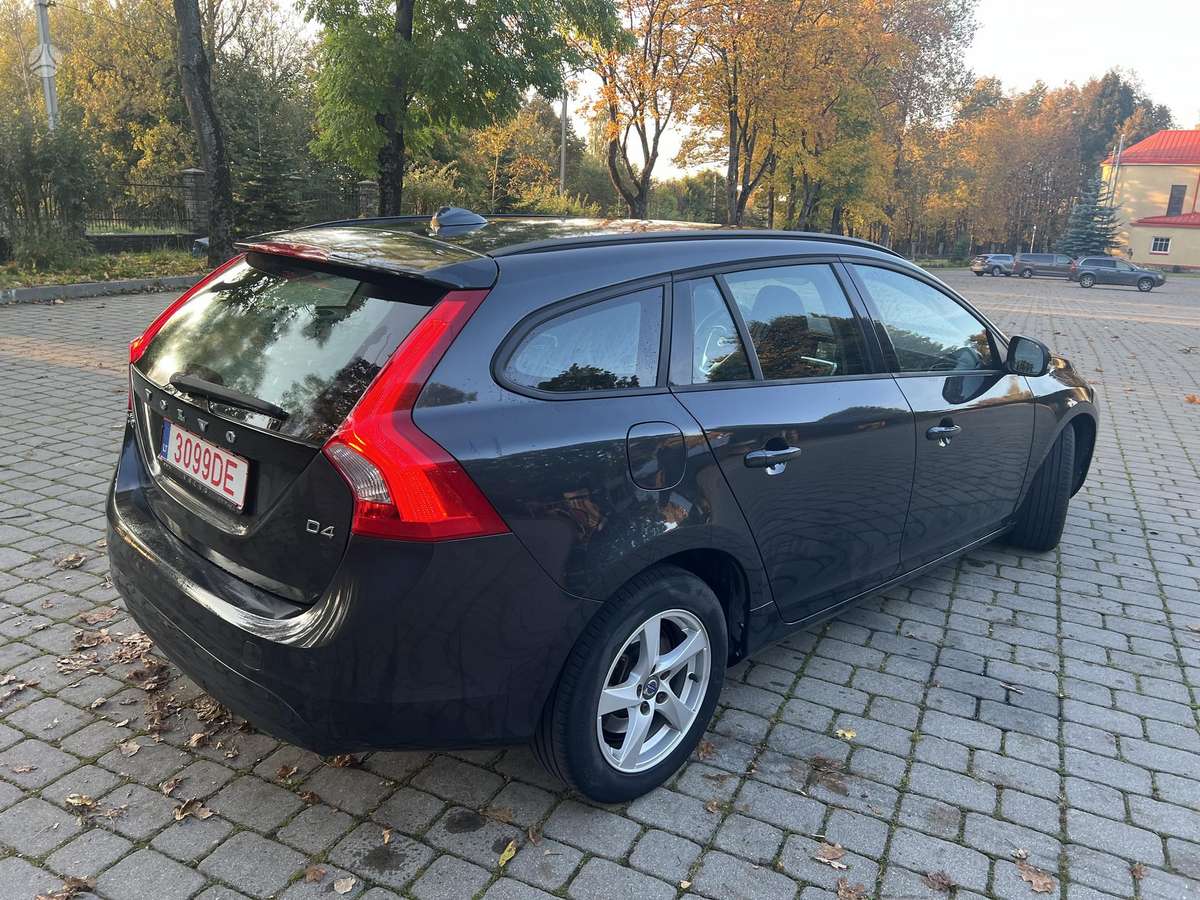 Volvo V60 2015 — салон