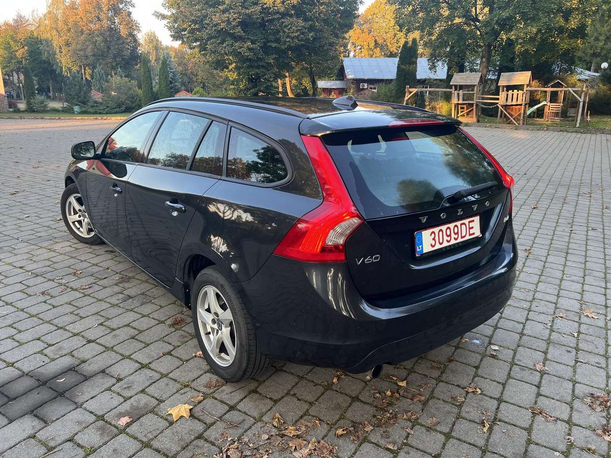 Volvo V60 2015 — двигун 1984 cm³, 163 HP (120kW)