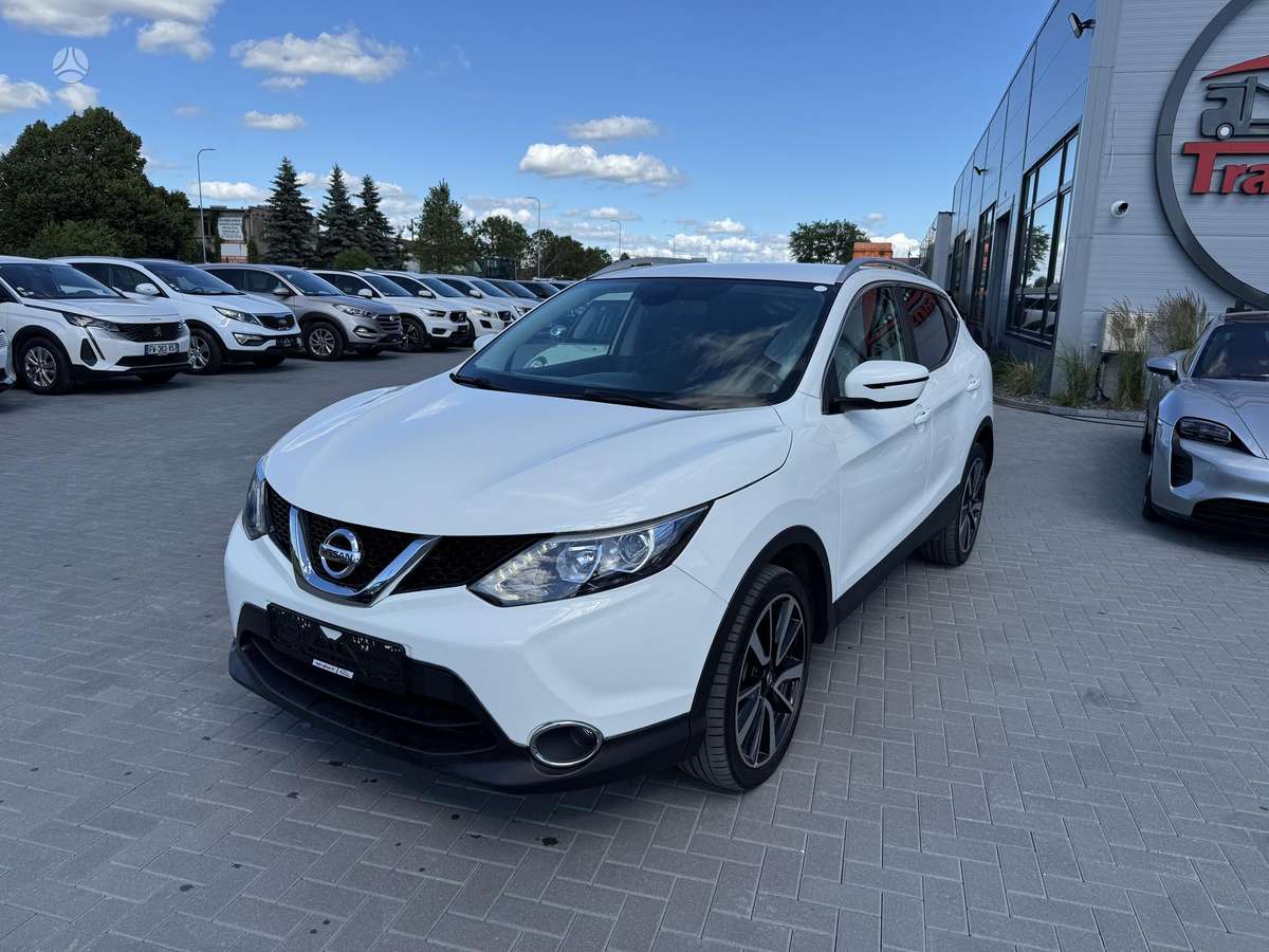 Nissan Qashqai 2015 — rear view