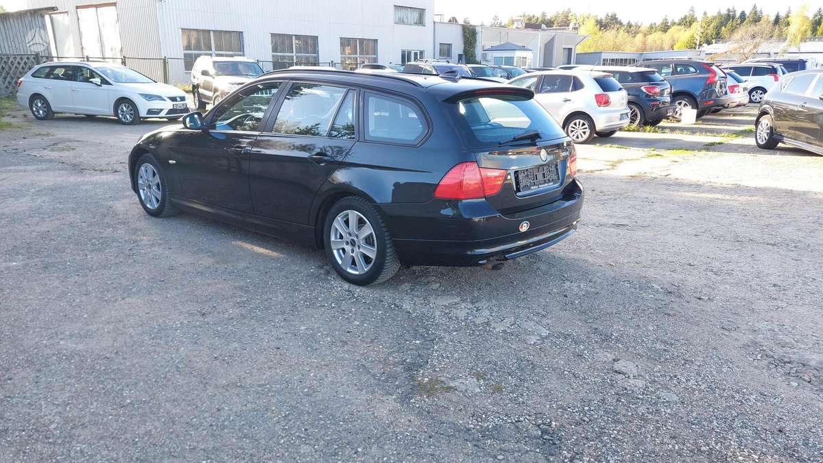 BMW 318 2010 — вигляд ззаду