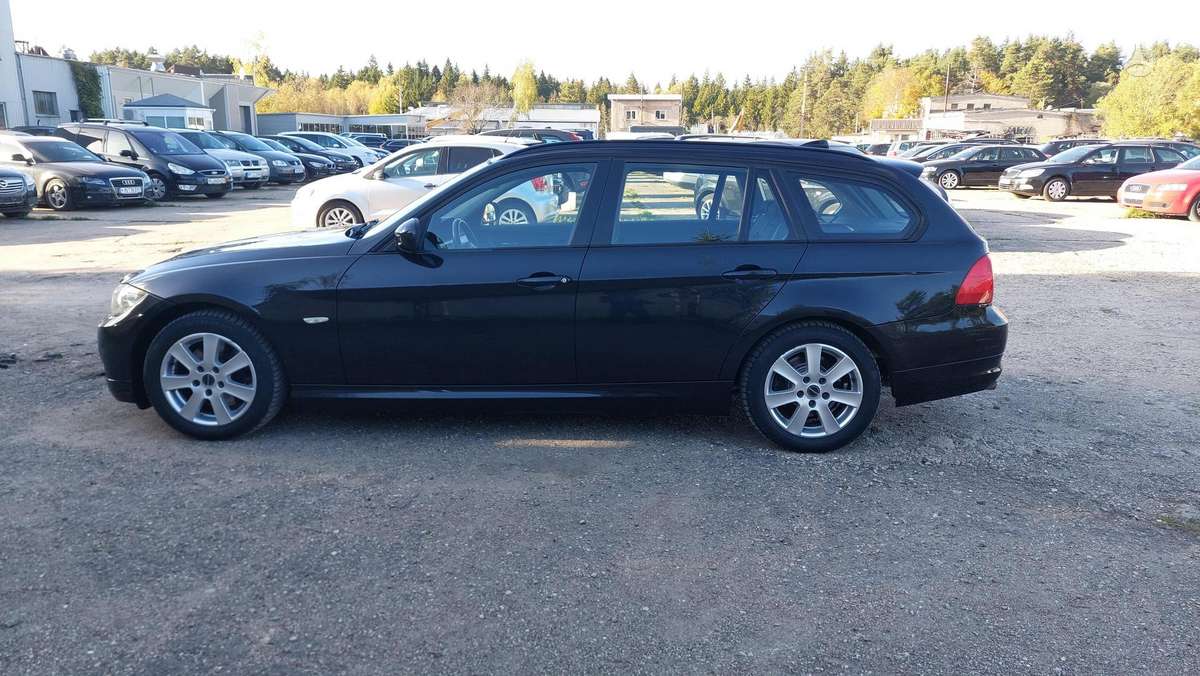 BMW 318 2010 — салон