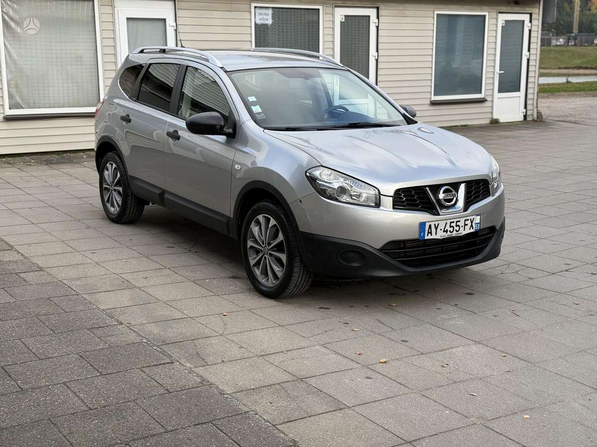 Nissan Qashqai+2 2010 — салон