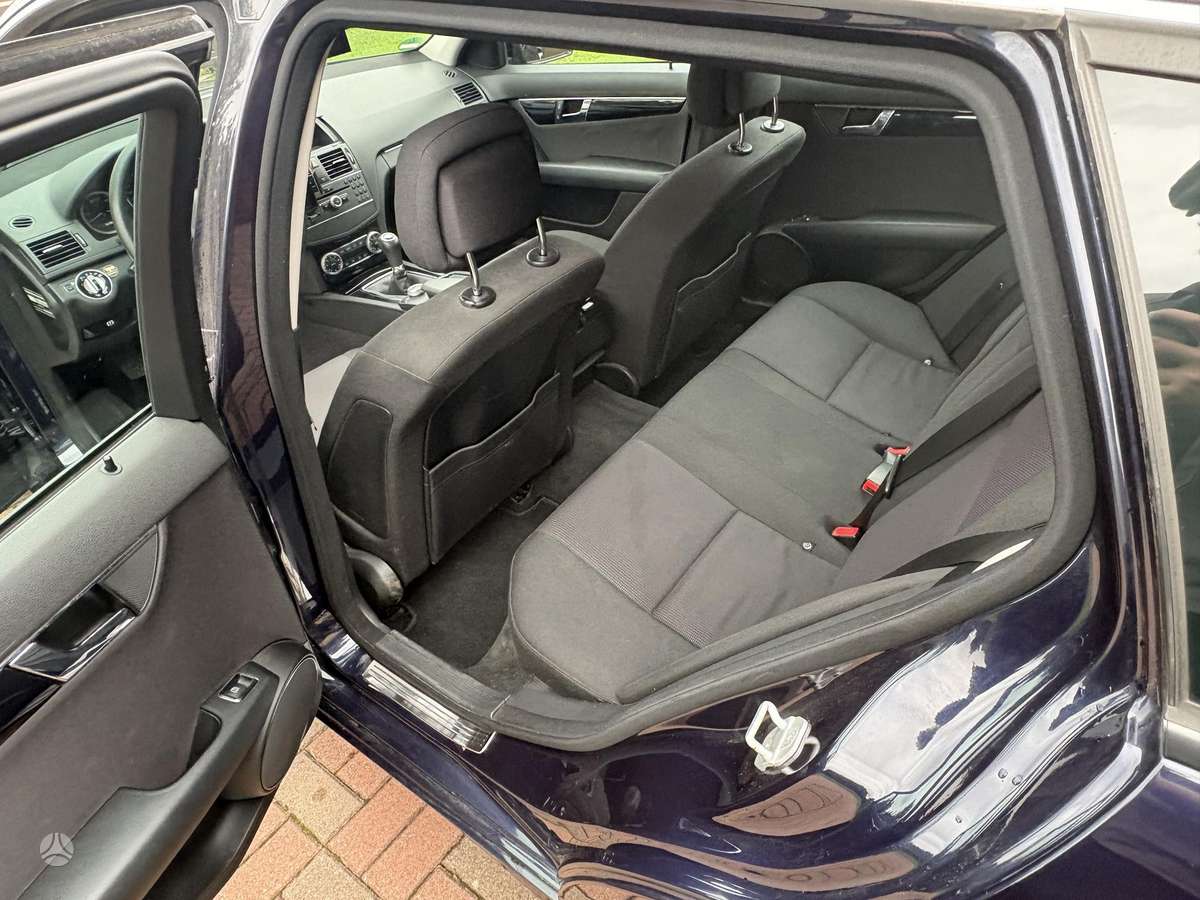 Mercedes-Benz C200 2010 — photo 10