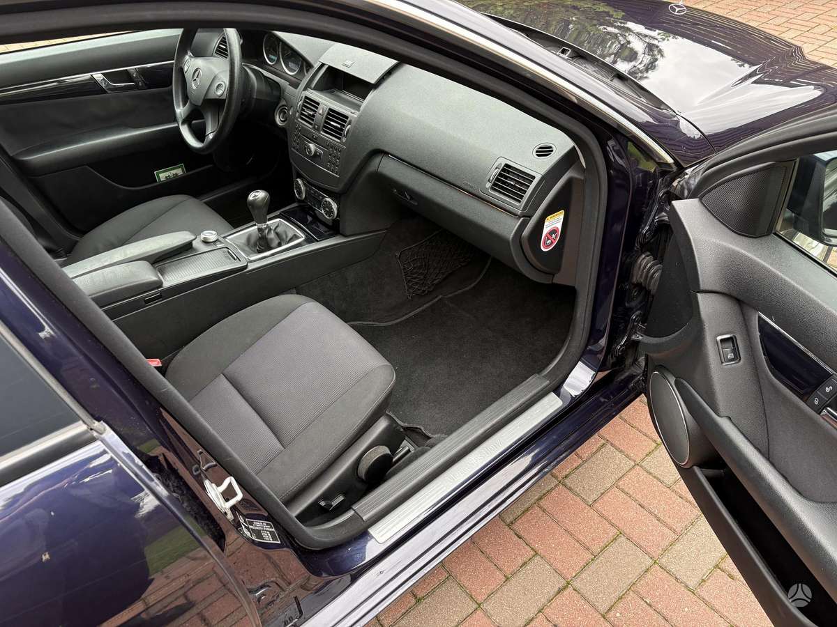 Mercedes-Benz C200 2010 — photo 11