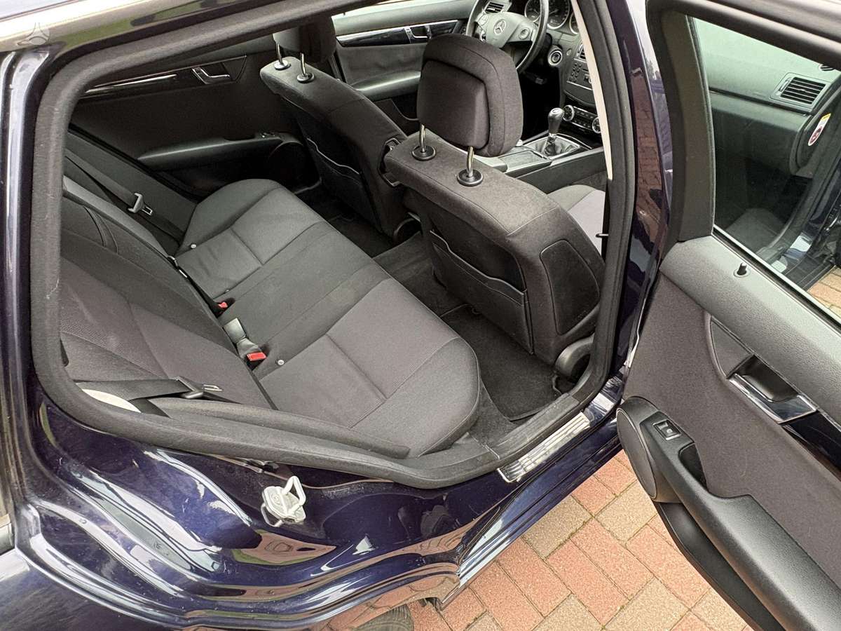 Mercedes-Benz C200 2010 — photo 12
