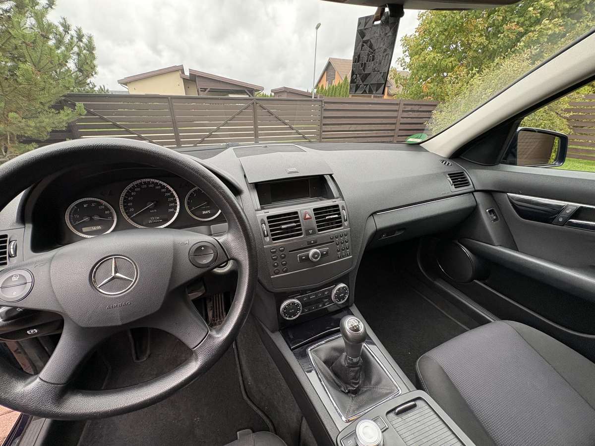Mercedes-Benz C200 2010 — photo 13