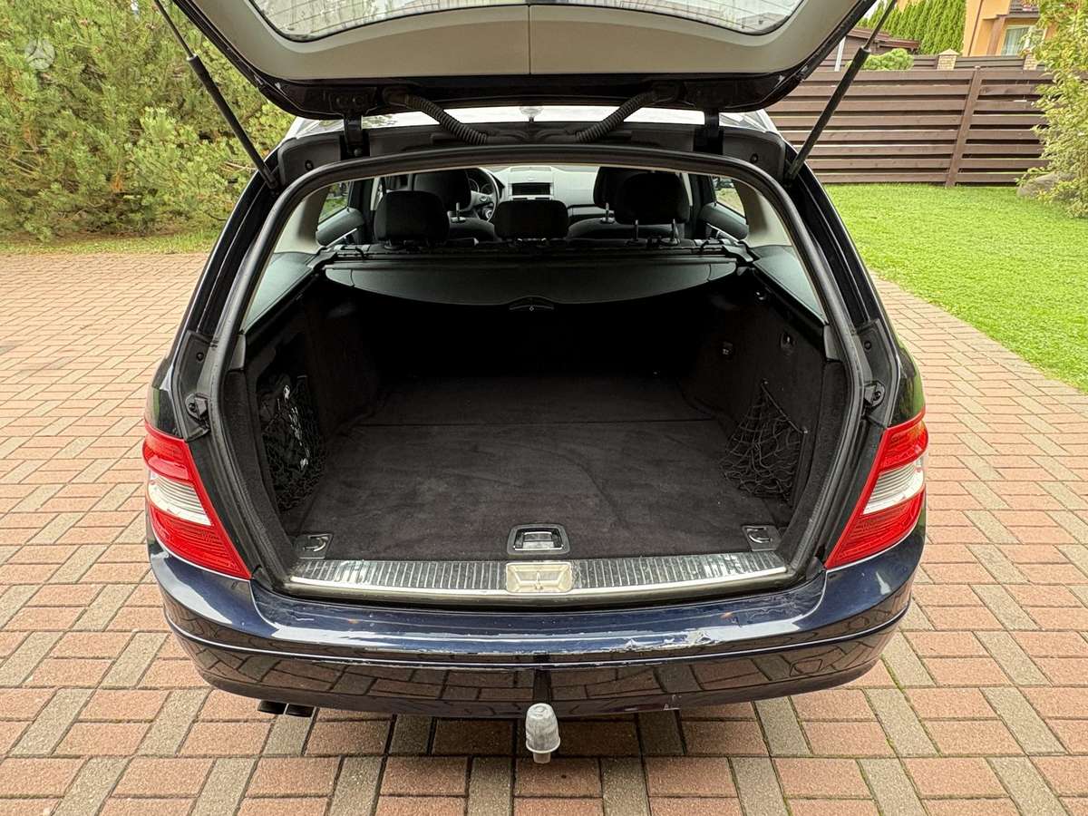Mercedes-Benz C200 2010 — photo 14