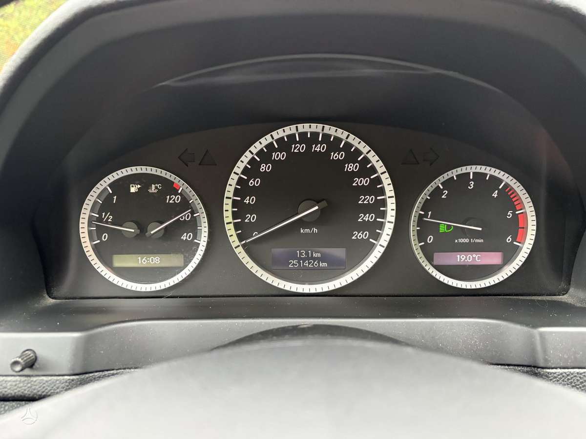 Mercedes-Benz C200 2010 — photo 16