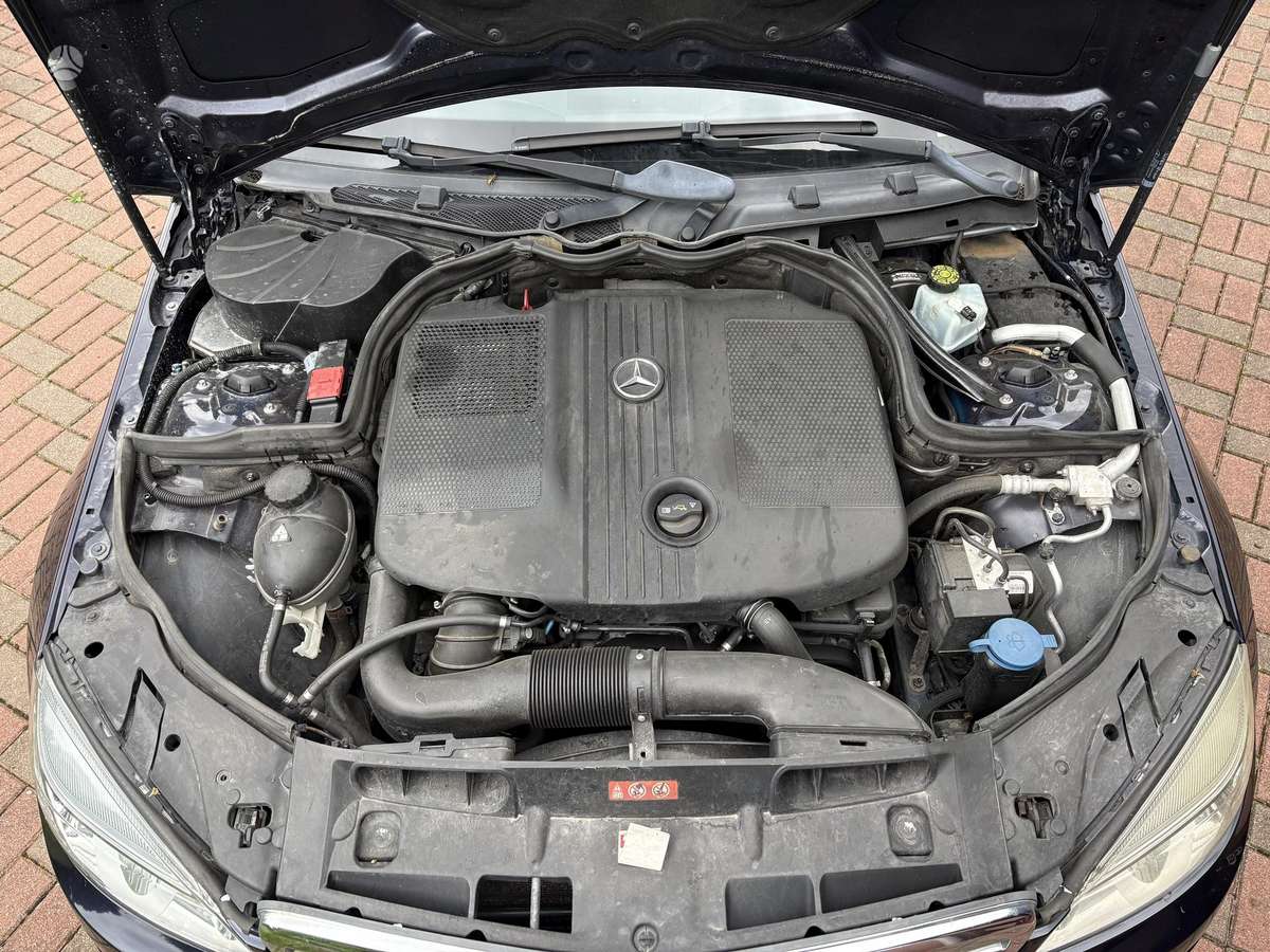 Mercedes-Benz C200 2010 — photo 17