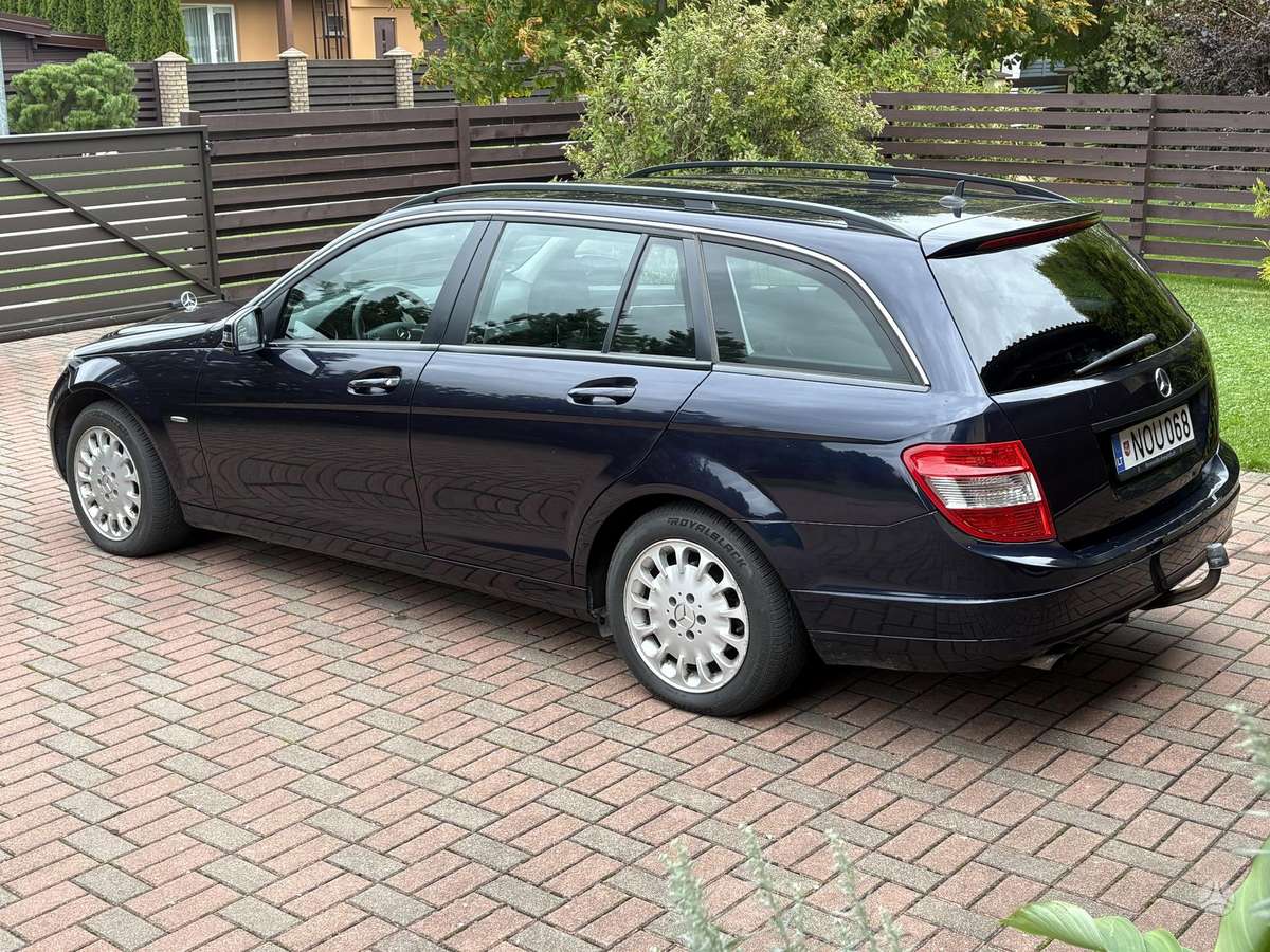 Mercedes-Benz C200 2010 — rear view