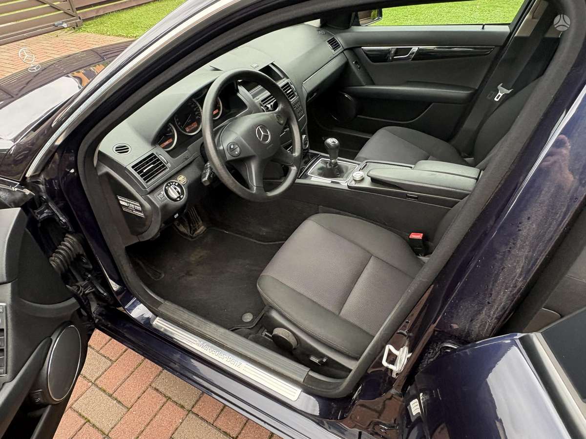 Mercedes-Benz C200 2010 — photo 9
