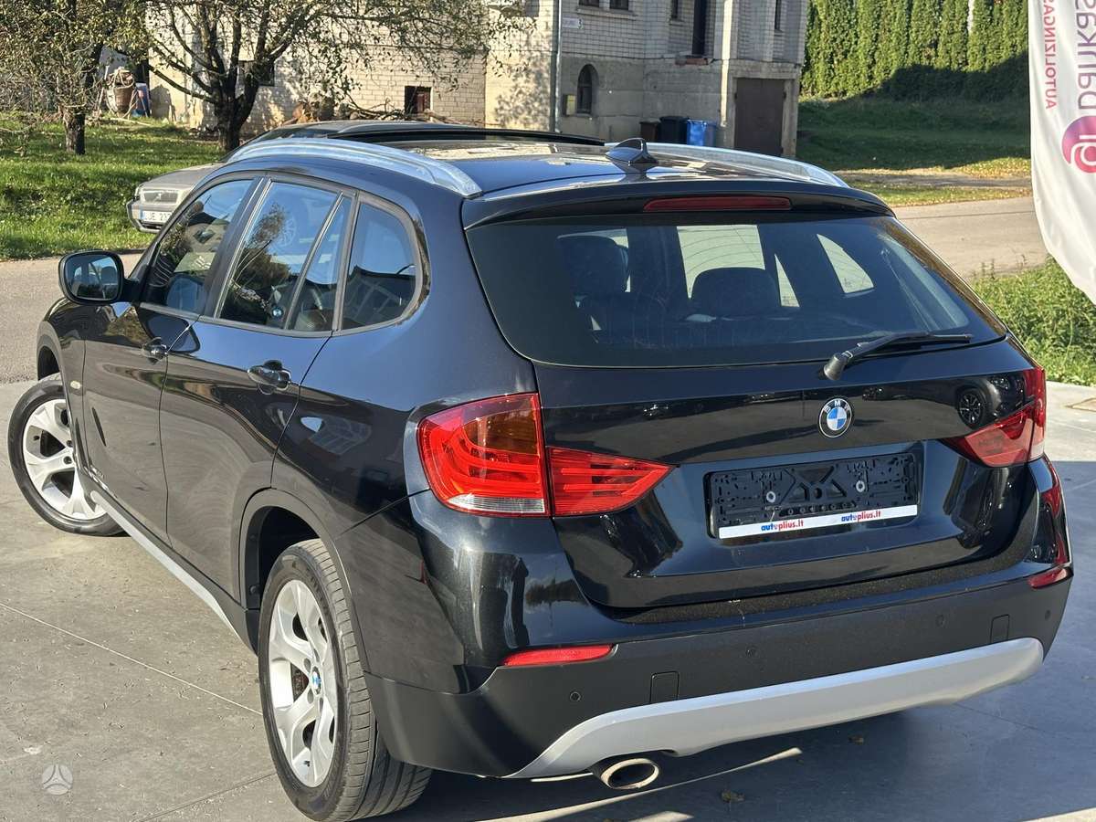 BMW X1 2011 — салон