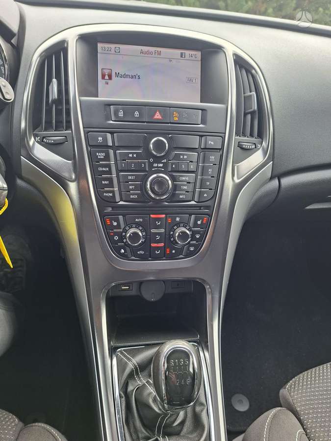Opel Astra 2011 — photo 10