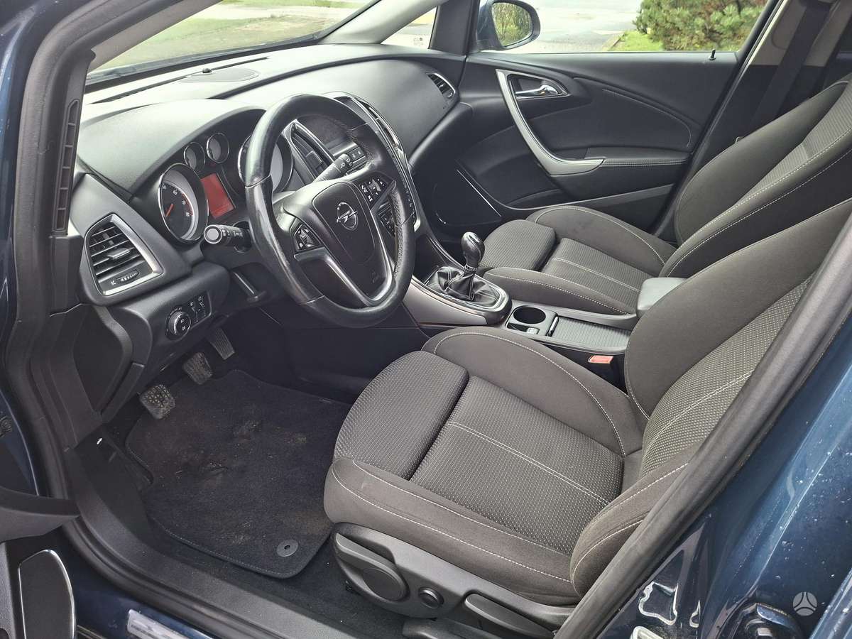 Opel Astra 2011 — photo 11