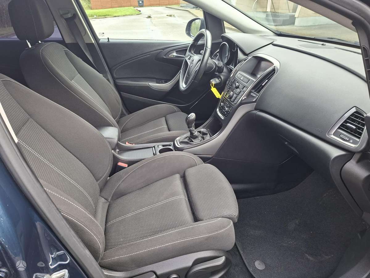 Opel Astra 2011 — photo 12
