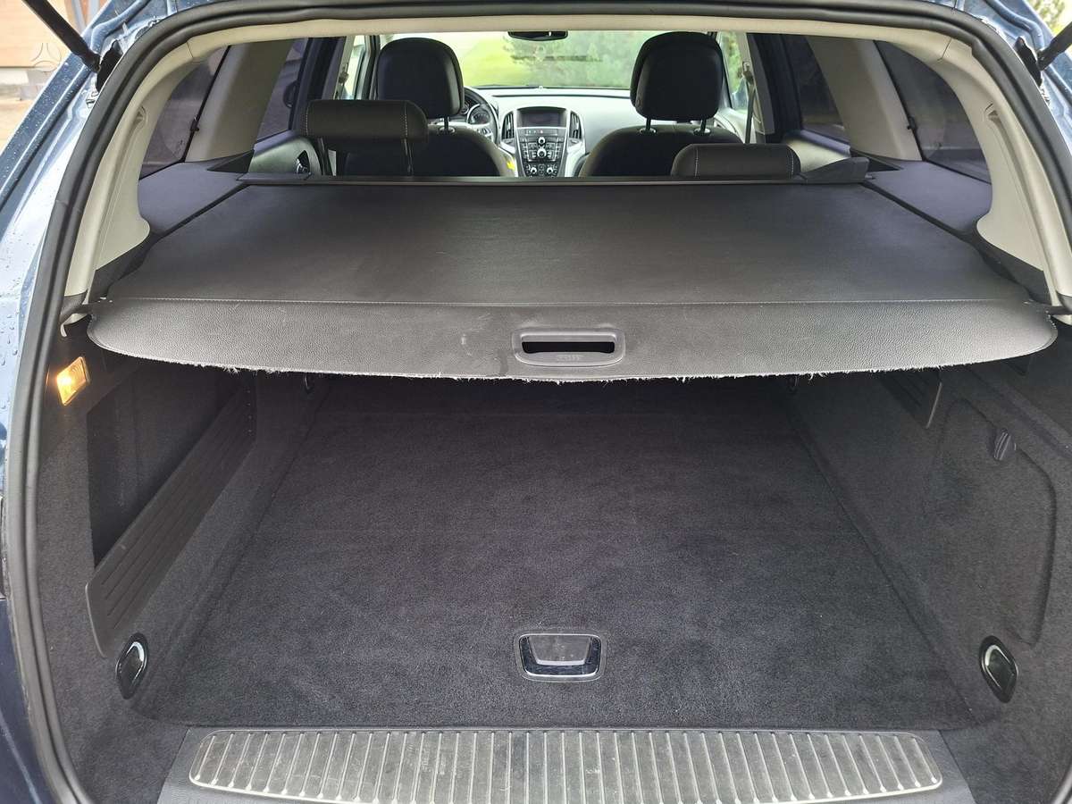 Opel Astra 2011 — photo 14