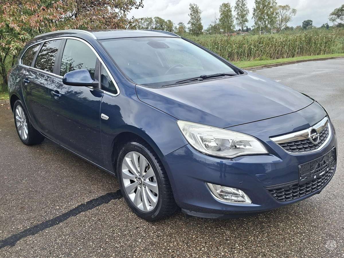 Opel Astra 2011 — rear view