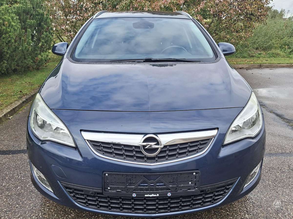 Opel Astra 2011 — interior