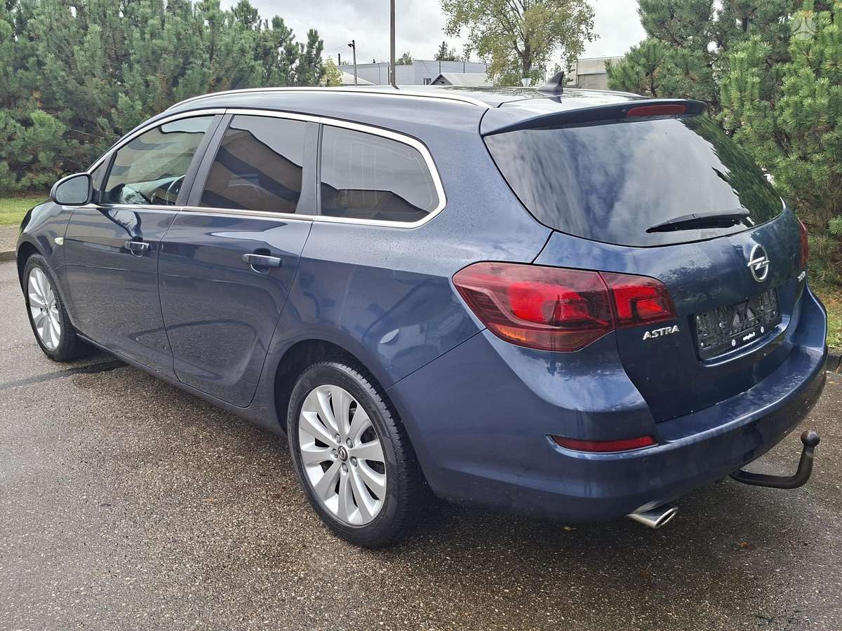 Opel Astra 2011 — photo 5