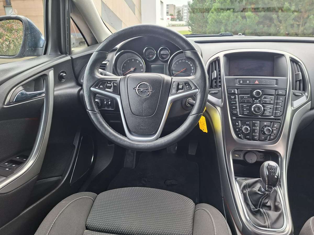 Opel Astra 2011 — photo 6