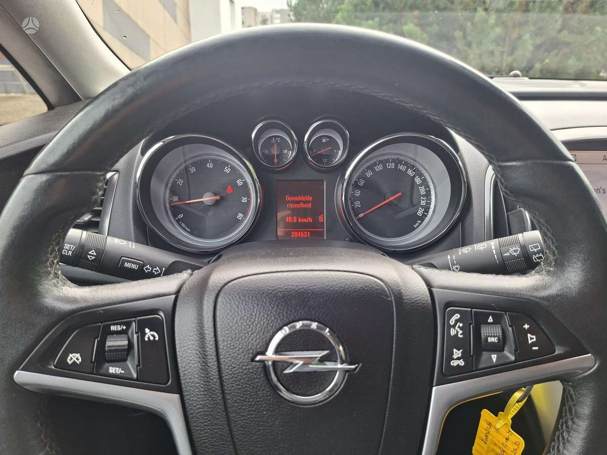 Opel Astra 2011 — photo 7