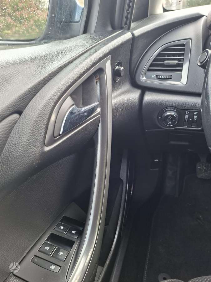 Opel Astra 2011 — photo 9
