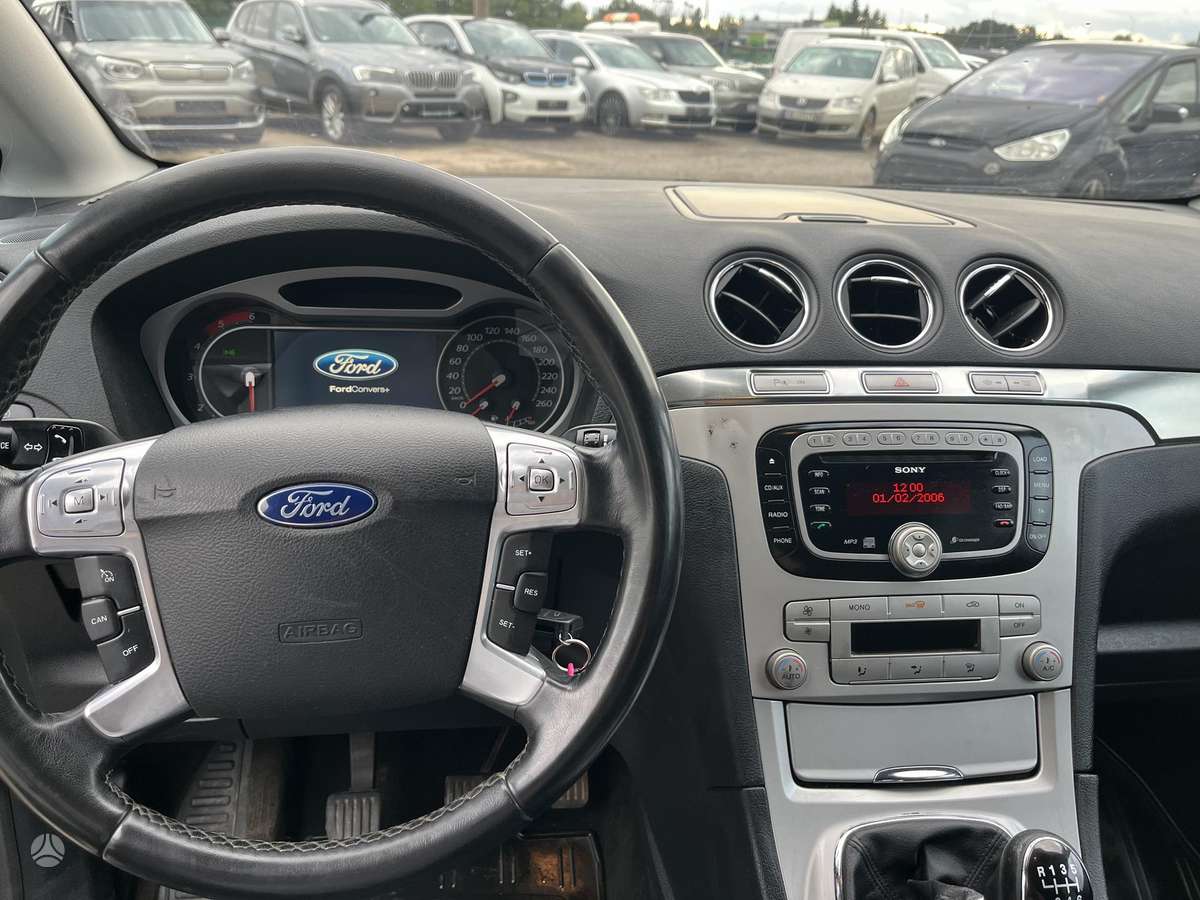 Ford S-MAX 2010 — photo 15