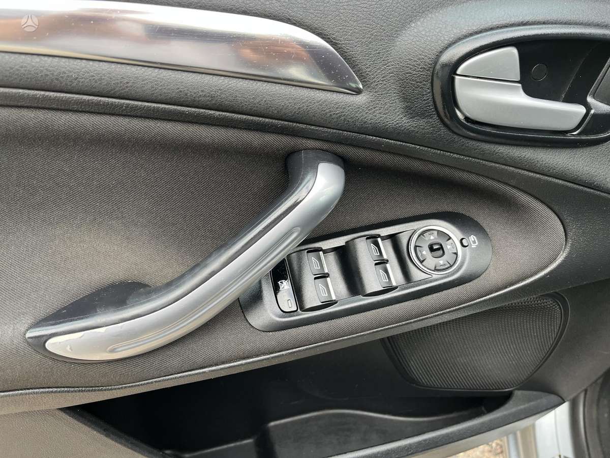 Ford S-MAX 2010 — photo 17