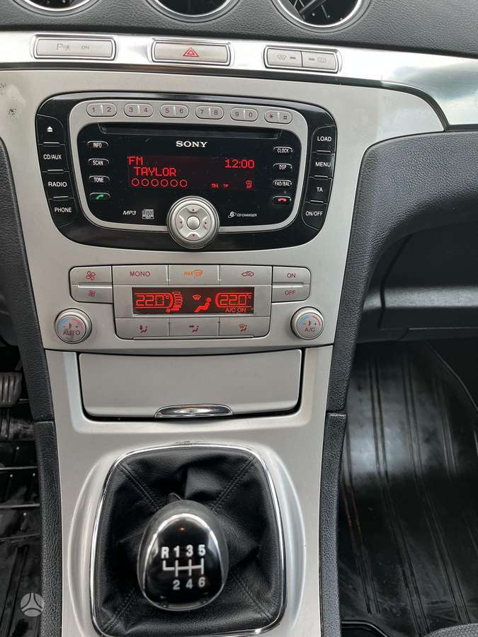 Ford S-MAX 2010 — photo 18