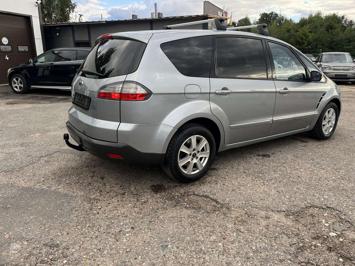 Ford S-MAX 2010 — rear view