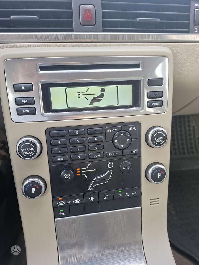 Volvo V70 2010 — photo 13