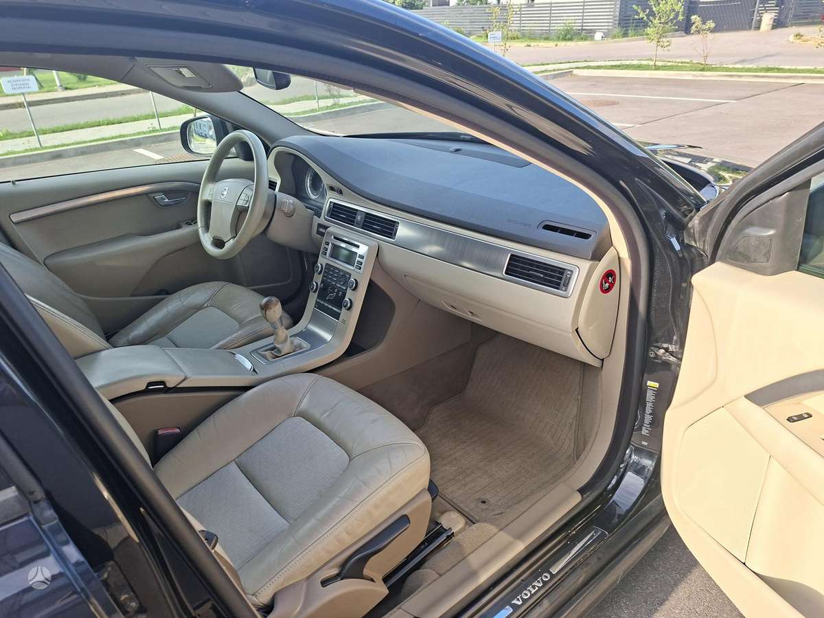Volvo V70 2010 — photo 14