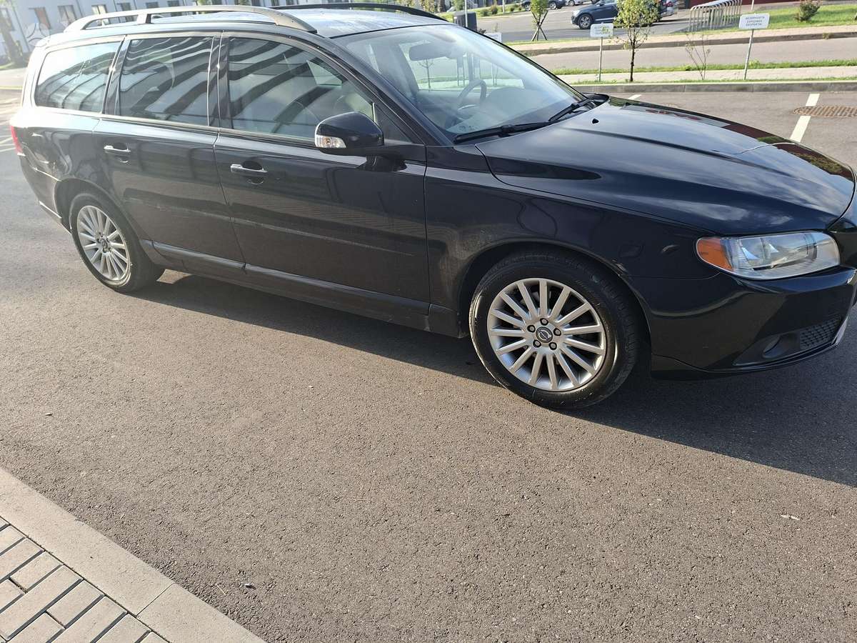 Volvo V70 2010 — rear view