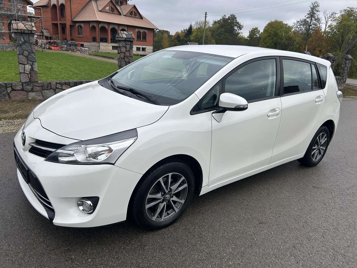 Toyota Verso 2013 — вигляд ззаду