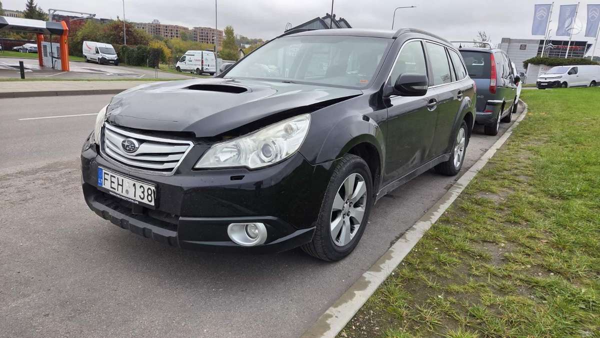 Subaru Outback 2010 — rear view