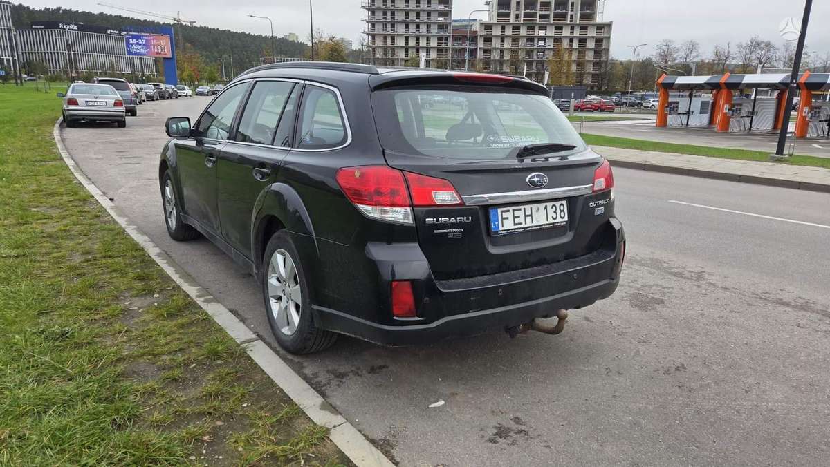 Subaru Outback 2010 — interior