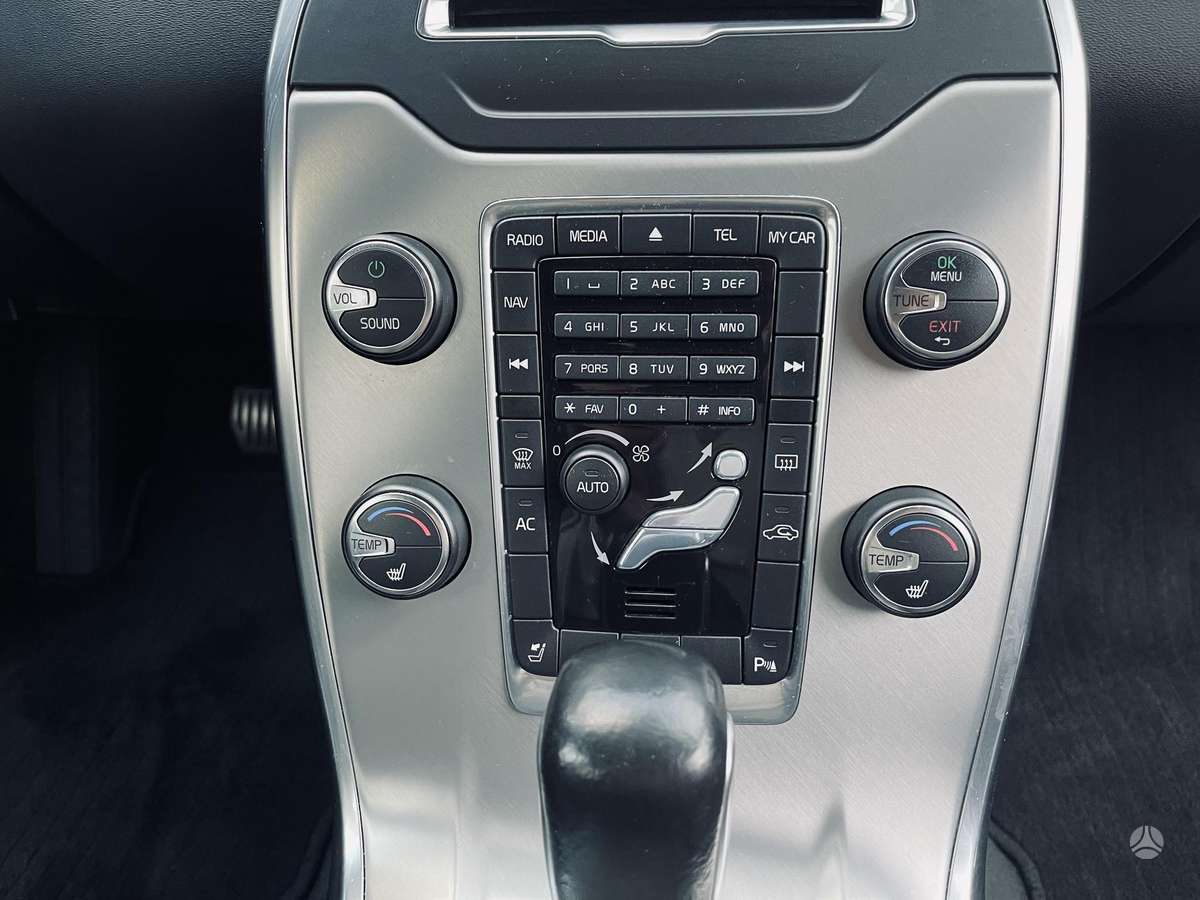 Volvo V70 2012 — photo 11