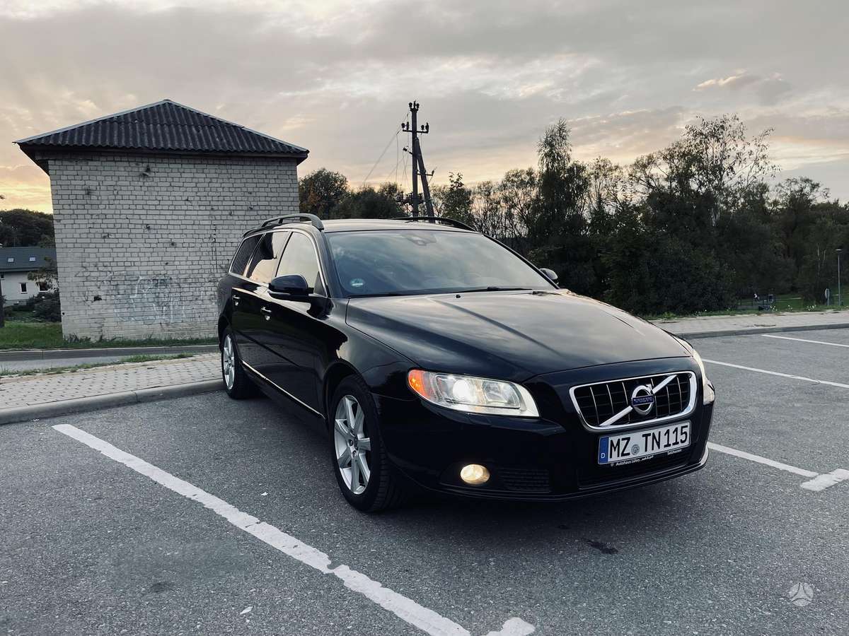 Volvo V70 2012 — rear view